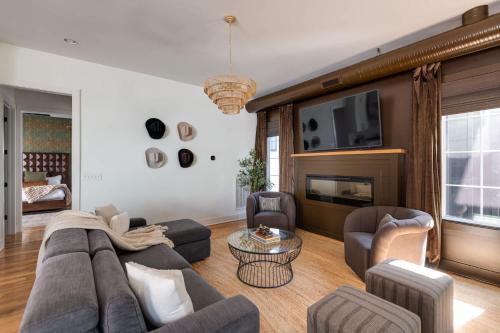 The Gambler - Pool Table Plus Rooftop with Firepit image