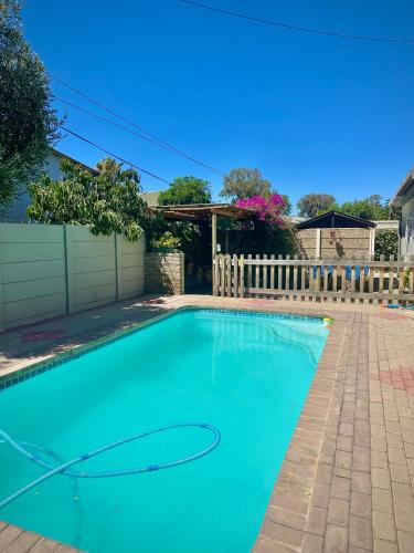 Úszómedence, Mario & Luiza's Cozy Stay - Pool, Braai & Games in Worcester