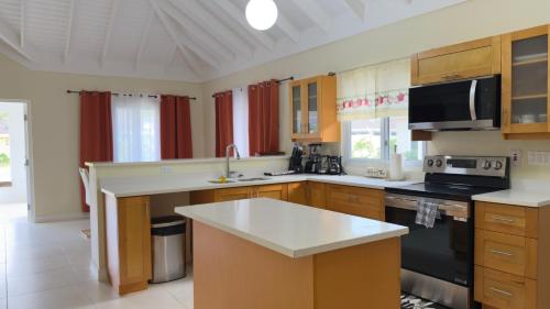 廚房, Jamnick Vacation Rentals - Fern Court, Richmond Estate, St Ann, Jamaica in 植物村