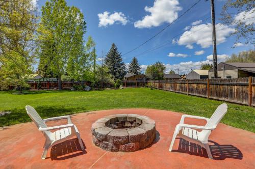 . Meadows Valley Retreat - Rustic charm, Huge fenced yard, walk to dining, bar, and coffee