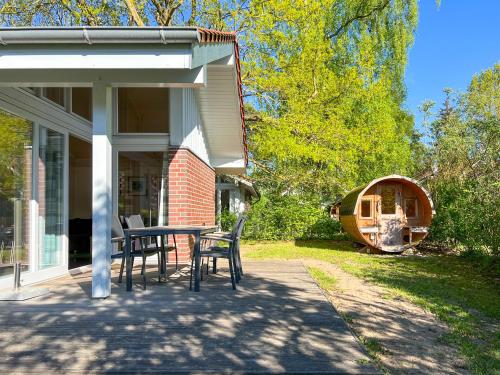 Ferienhaus Wiesengeflüster W3 - mit Fasssauna und Garten, 300 m zur Müritz in Röbel, Deutschland