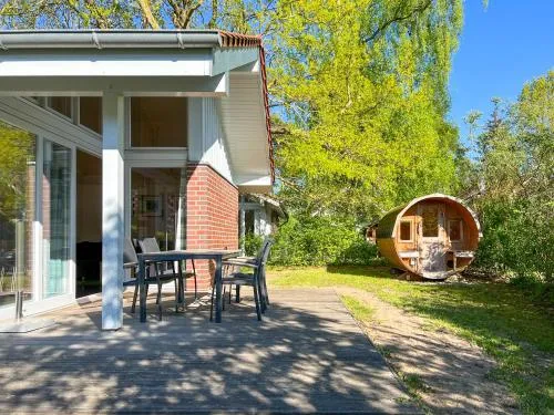 Ferienhaus Wiesengeflüster W3 - mit Fasssauna und Garten, 300 m zur Müritz in Röbel, Deutschland