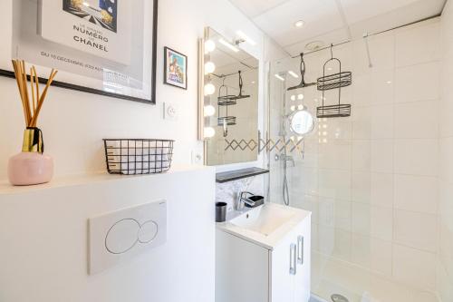 cabină de duș, VIP - Lovely studio for 2 people 5 minutes from Palais des Festivals in Prado Republique