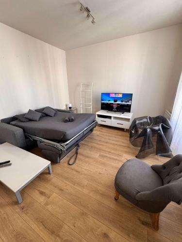 Hype-Center Balcony 3BR AC Near Tram for6 guests, Nice