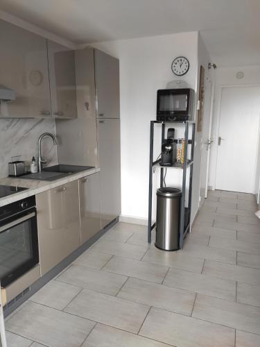Kitchen, T2 Vue mer, Jardin clos, Village vacances Cap Esterel St Raphael in Saint-Raphael