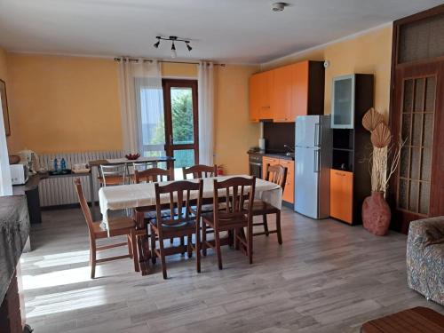 Koplietošanas atpūtas telpa ar TV, Il NOCCIOLINO , 2 appartamenti in Mercallo
