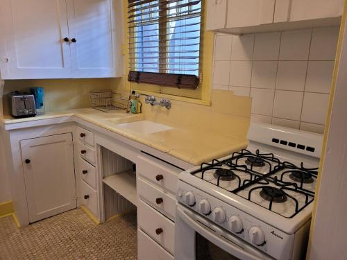 Beautiful Bungalow Five in Hollywood!, Los Angeles (foto 9)