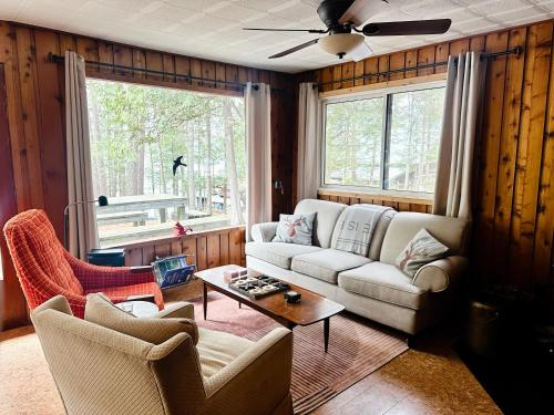 Peaceful lakeside cottage great for a staycation. in 德懷特 (ON)