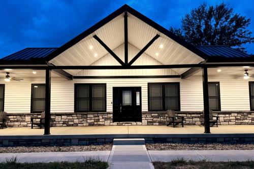 Country Cornerstone Retreat - Game Room, Theater, Hot Tub, Massage Chairs, Gym, Grill, Sauna, Fire Pit