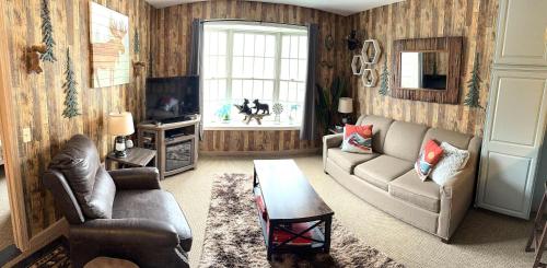 Gorgeous 1st FL Mtn View Jiminy Suite Sleeps 4 Ski On Off in Hancock, USA