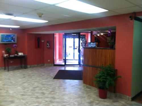 Fuajee, Days Inn by Wyndham Cleveland Lakewood in Lakewood (OH)