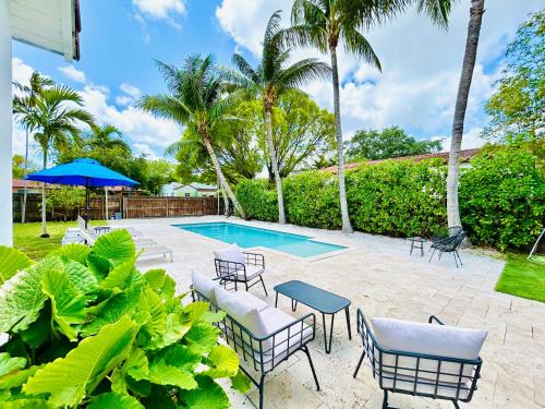 Tropical Paradise 3BR Oasis with Heated Pool and Summer Kitchen