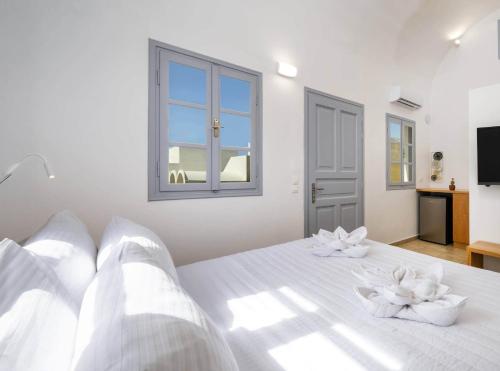 Hillside Elegance, Fira