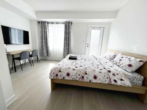 Modern Private Room Private Bathroom with King Bed with TV and Optional Balcony 10 minutes to Rogers Stadium Midtown Downtown Toronto