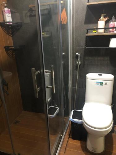 Shower, Che's Guest House with free parking near Hidden Valley Springs