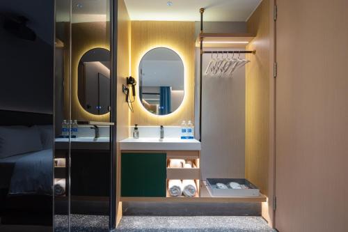 room detail thumbnail 2