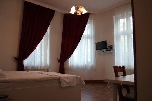 Arnes Hotel Vienna – Vienna, NY