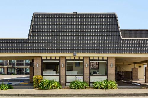 Super 8 by Wyndham Eureka - image 11