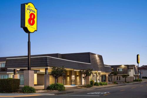 Super 8 by Wyndham Eureka - image 6