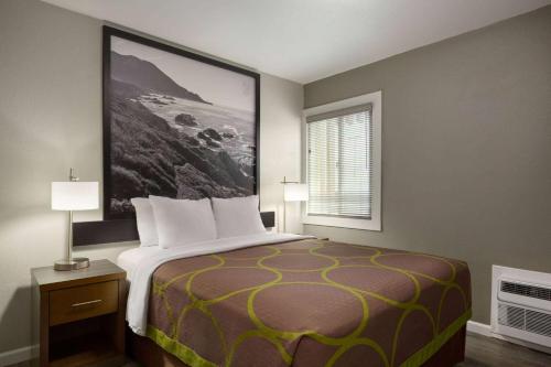 Super 8 by Wyndham Eureka - image 2