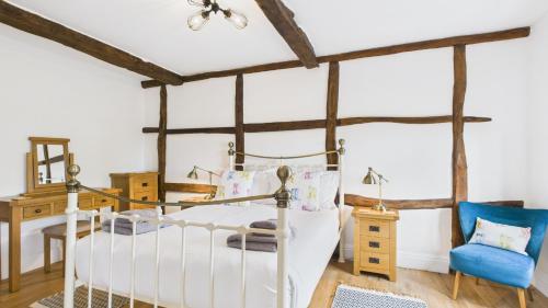 Old Byre is a Stunning Dog Friendly Barn Conversion, Sleeps 6. in Havenstreet