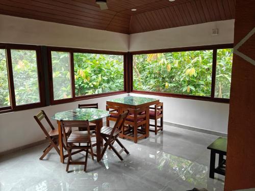 Iekārtas, Rainy Woods Inn in Inchathotty
