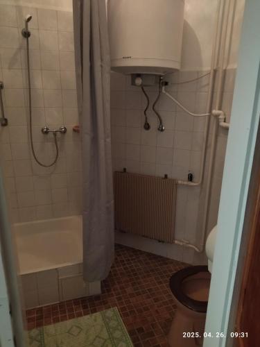 Double Room with Balcony image 7