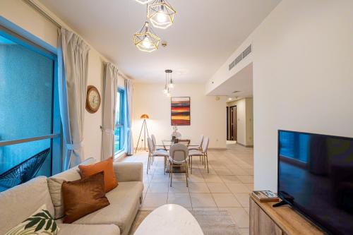 Spacious 2 bedroom apartment in Downtown Dubai - image 3