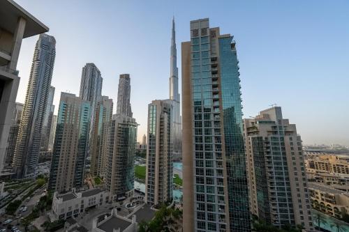 Spacious 2 bedroom apartment in Downtown Dubai - image 14