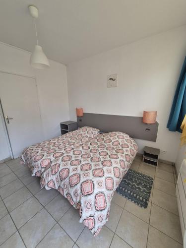 1 double bed, 2 twin beds