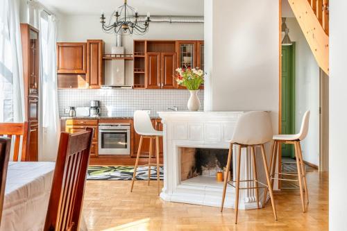 Large and cozy 2-level apartment