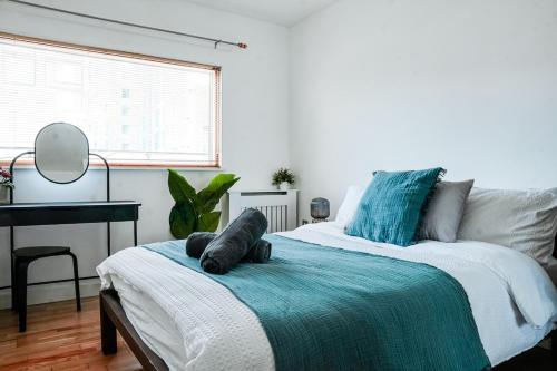 Sleek 2BR Balcony City Centre Near Victoria, Manchester