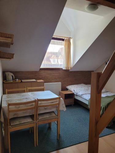 2 twin beds, 1 sofa bed