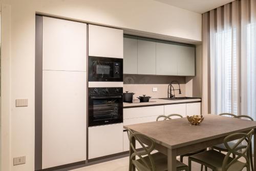 Deluxe One-Bedroom Apartment with City View image 9