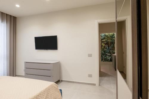 Deluxe One-Bedroom Apartment with City View image 2
