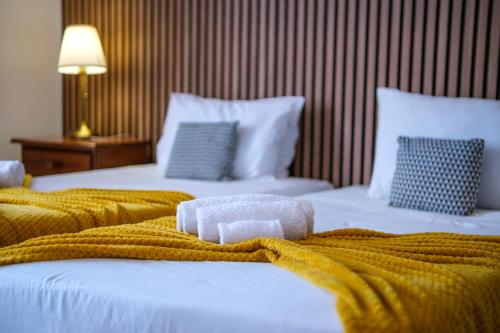 2 twin beds