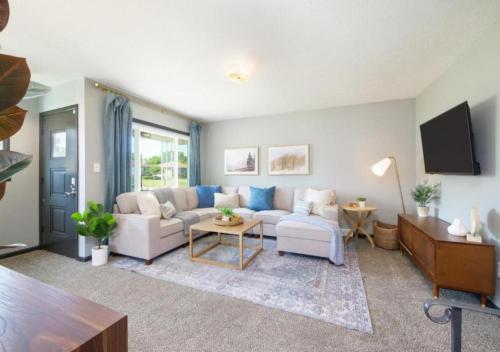 บริการและสิ่งอำนวยความสะดวก, Swim and Relax with a Pool Hot Tub and Renovated HomeHop in บรู๊คลิน (โอเอช) 