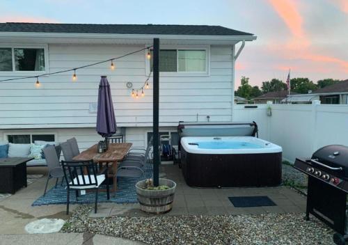 อ่างแช่น้ำร้อน, Swim and Relax with a Pool Hot Tub and Renovated HomeHop in บรู๊คลิน (โอเอช) 