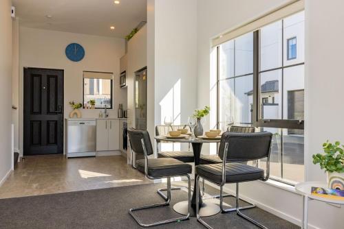 Central CBD Luxury 2 Bed Bliss By Town hallCasino Restaurants Shopping