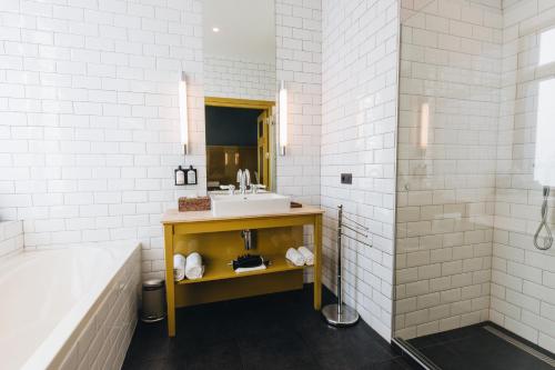 Les Nuits Room Type - Deluxe Twin Room