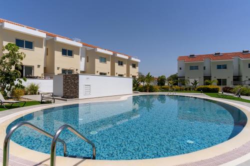 Buitenkant, Modern Townhouse with pool ten minutes Limassol Center in Erimi