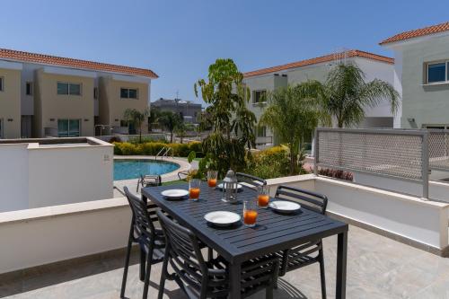 Buitenkant, Modern Townhouse with pool ten minutes Limassol Center in Erimi