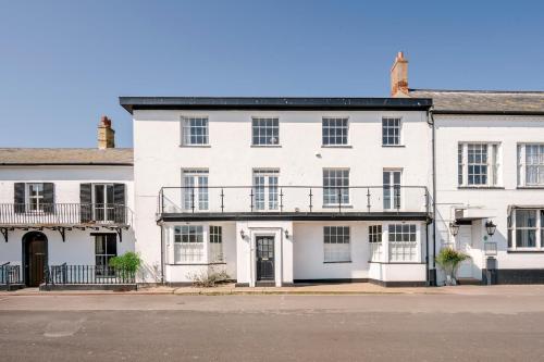 Market Cross House, Aldeburgh. Sea front holiday home