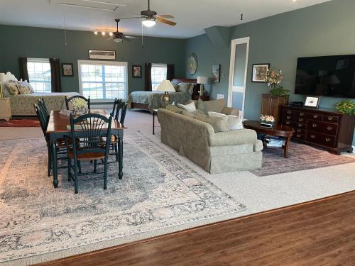 Full Circle Farm Inn in Franklin, USA