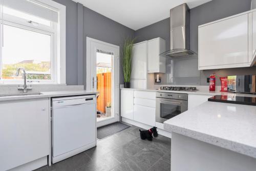 Crewe Apartment - Stylish 2 bedroom apt, Garden, Free parking, Edin City, Эдинбург (фото 6)