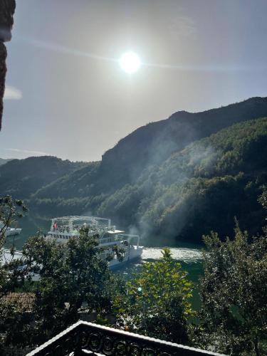 Tuvākā izklaides vieta, Raja Hotel Fierze in Bajram Curri