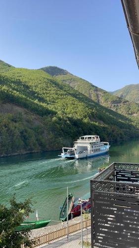 Tuvākā izklaides vieta, Raja Hotel Fierze in Bajram Curri