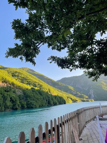 Tuvākā izklaides vieta, Raja Hotel Fierze in Bajram Curri