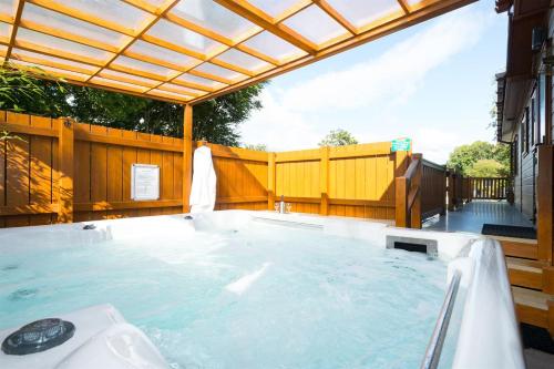Lomond Woods Holiday Park Room Type - Three Bedroom Signature Lodge with Hot Tub