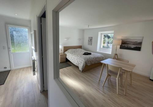 Petite Maison avec Menhirs et Moutons Ouessant in Plouec-du-Trieux